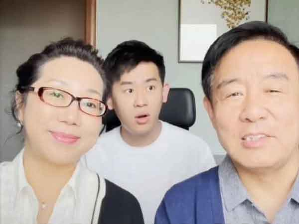 Phụ huynh quay video 'quảng cáo' con trai để tìm con dâu tương lai, hứa hẹn đủ thứ chỉ cần rước 'cục nợ' này đi