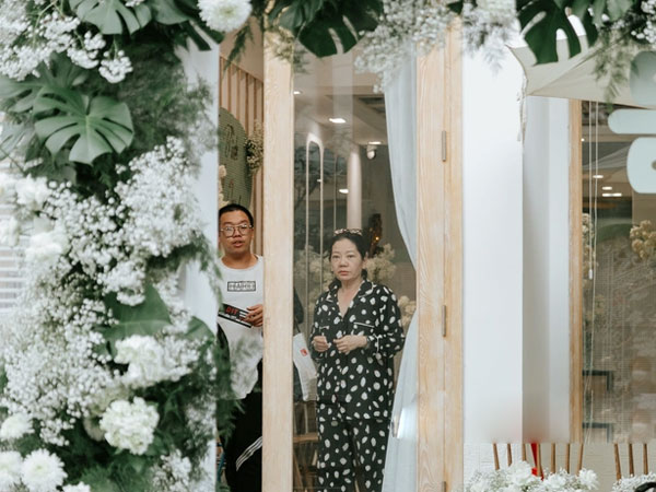 Trước 'giờ G' đám cưới Phương Trinh Jolie: Mẹ chồng quyền lực xuất hiện, cửa đóng then cài kín bưng