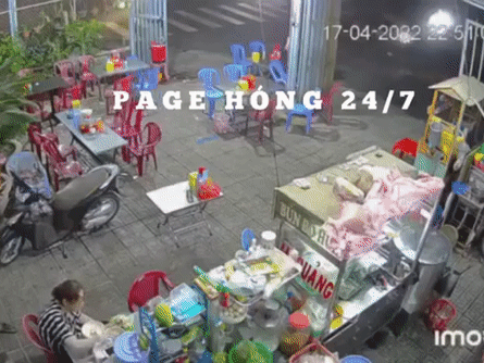 Thanh niên chạy xe máy lao thẳng vào quán mì Quảng giữa đêm, gia chủ kêu trời khi thấy hiện trường