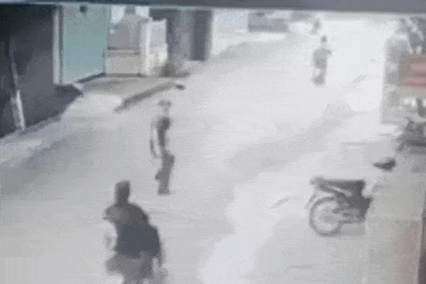 Đi xe máy không đội mũ bảo hiểm, nữ sinh tông ngã công an rồi bỏ chạy
