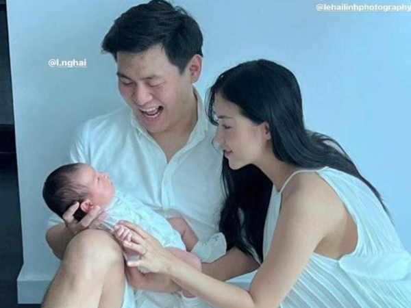 Salim cùng chồng thiếu gia đưa con gái đi chụp ảnh gần tròn 1 tháng tuổi, nhóc tì cười cực đáng yêu và hai má phúng phính