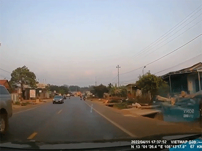 Dựng tóc gáy với nhóm tập lái xe khi gặp thanh niên đánh võng trên đường