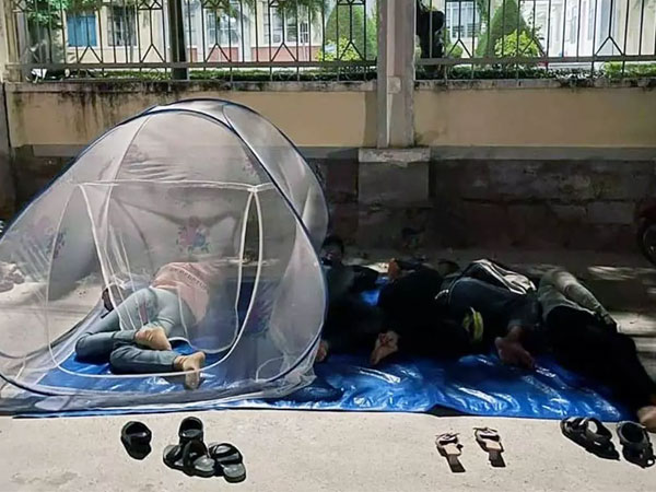 Trắng đêm chờ làm thủ tục nhà đất