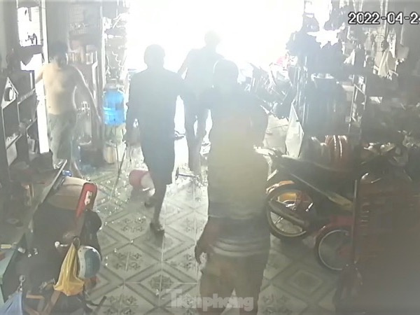 Nhắc nhở tiếng nẹt pô, chủ nhà trọ bị nhóm côn đồ cầm kiếm xông vào nhà kề cổ uy hiếp