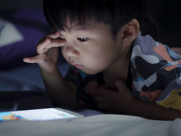 Bé trai 12 tuổi bị ung thư phổi, mẹ hối hận vì đã không cản con từ bỏ những thói quen xấu khi chơi game