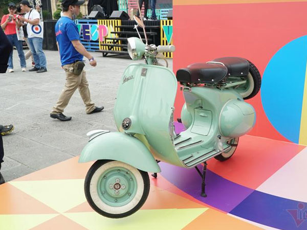 Ngắm dàn xe máy Vespa cổ trên 50 tuổi quy tụ ở Hà Nội