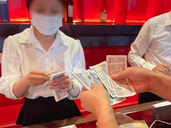 Đi ăn nhà hàng sang trọng mà bạn trai trả hóa đơn 2 triệu bằng tiền lẻ, cô gái đòi chia tay nhưng phản ứng của cư dân mạng mới gây bất ngờ