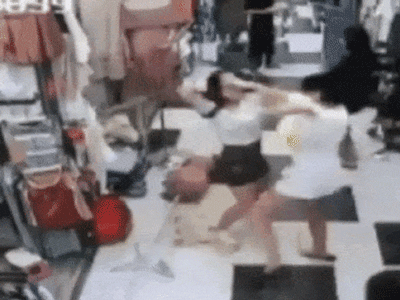 Clip: Tranh chỗ bán hàng, 2 cô gái lao vào choảng nhau túi bụi