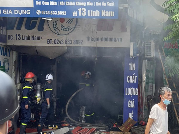 Cháy nhà trên phố Lĩnh Nam, giải cứu cháu bé bị mắc kẹt