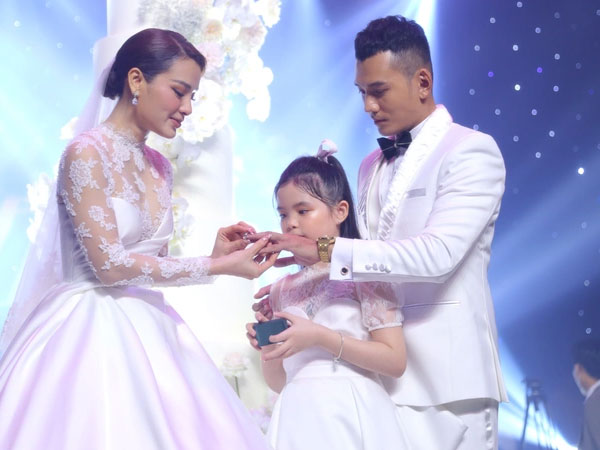 Con gái Phương Trinh Jolie: Thân thiết với bố dượng, được mẹ Lý Bình hết mực yêu thương và cưng chiều