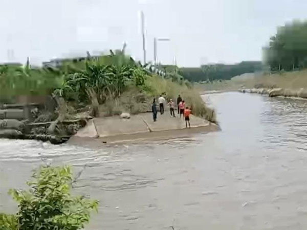 Máy xúc gặp nạn rơi xuống kênh, thanh niên lao mình cứu tài xế, cả hai đều bị cuốn trôi và tử vong