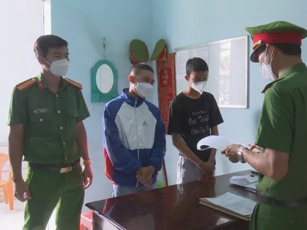 Mang hung khí đi trả thù cho em họ, 2 thanh niên bị bắt về tội giết người