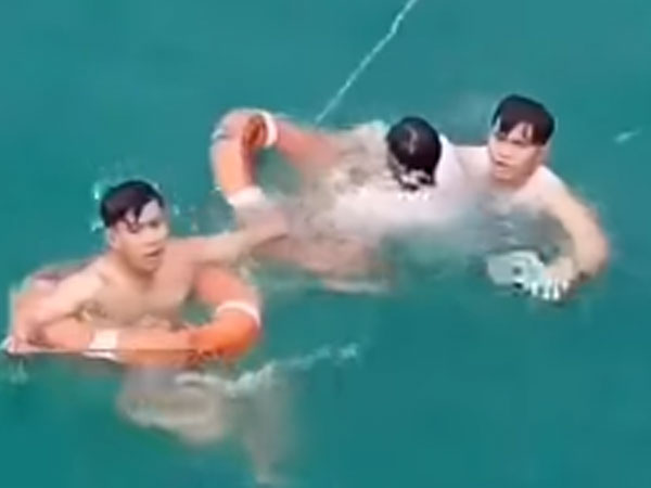 Đang trên tàu ra Phú Quốc, nam hành khách bất ngờ trèo qua lan can tàu, nhảy xuống biển