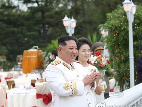 Phu nhân ông Kim Jong-un gây ấn tượng khi xuất hiện với dung nhan yêu kiều