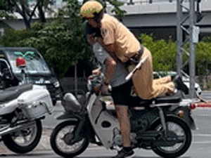 Xôn xao clip CSGT 'hạ đo ván' và đạp 1 người đi xe máy cố tình vi phạm ở TP HCM