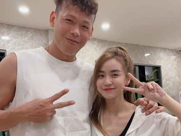 Vợ cũ Hoài Lâm phản ứng gắt khi đăng ảnh chụp cùng thủ môn Tấn Trường bị bình luận khiếm nhã: 'Chú này không có G63'
