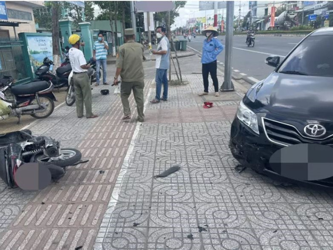 Trưởng công an phường mưu trí lái ô tô ép ngã 2 kẻ cướp túi xách của nữ sinh