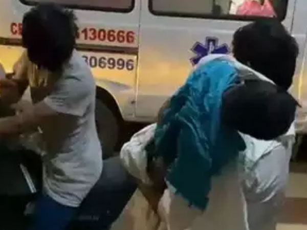 Cha cõng thi thể con trai ngồi sau xe máy vượt 90 km từ bệnh viện về nhà cùng lý do đau lòng phía sau