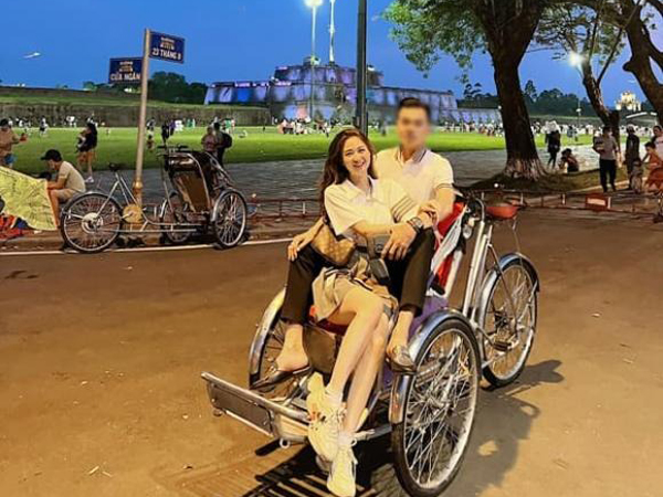 Thư Vũ 'Về nhà đi con' đăng ảnh mặc váy ngắn cũn bên bạn trai, tiết lộ cả hai thường xuyên cãi vã