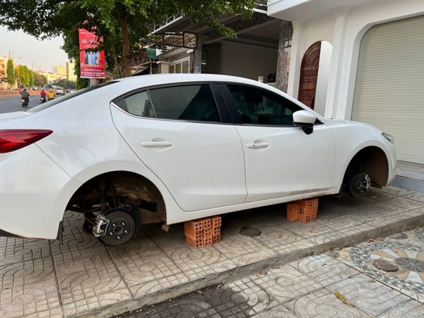 Bắt được kẻ trộm 4 bánh xe ô tô con đậu trước nhà dân
