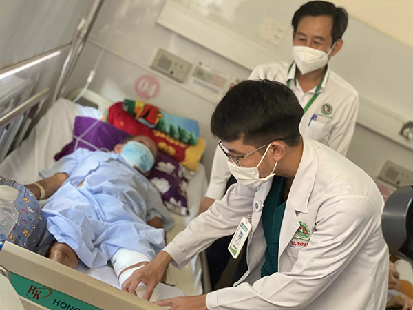 Bị vi khuẩn lạ tấn công từ một vết xước nhỏ, người đàn ông suýt tử vong, hoại tử chân chỉ trong 1 ngày