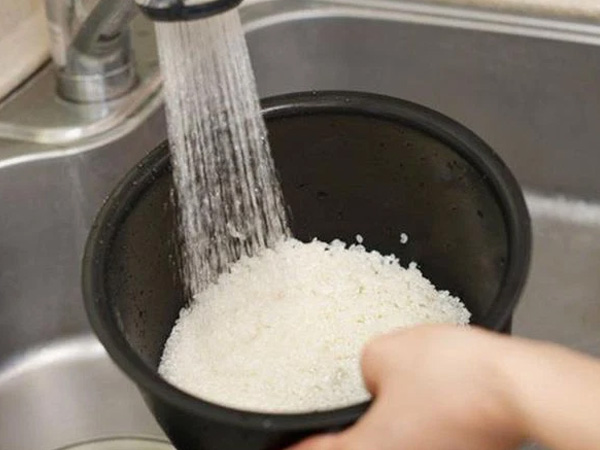 Một thói quen khi nấu cơm được chuyên gia cảnh báo gây mất chất dinh dưỡng, dễ mắc bệnh mãn tính, sai lầm không của riêng ai