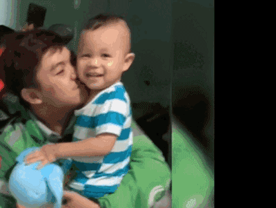Người bố chạy xe ôm tặng quà cho con trai, phản ứng của cậu bé khiến nhiều người xúc động rơi nước mắt
