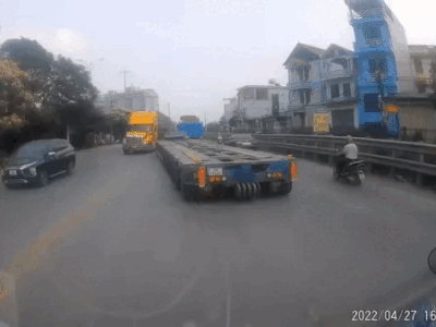 Clip: Container đang đi thì gặp sự cố 'thân rời khỏi đầu', phần đuôi phi thẳng vào container chạy ngược chiều khiến nhiều người thất kinh