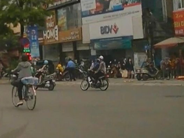Cướp giữa ban ngày ở Hà Nội khiến người đi đường ngơ ngác