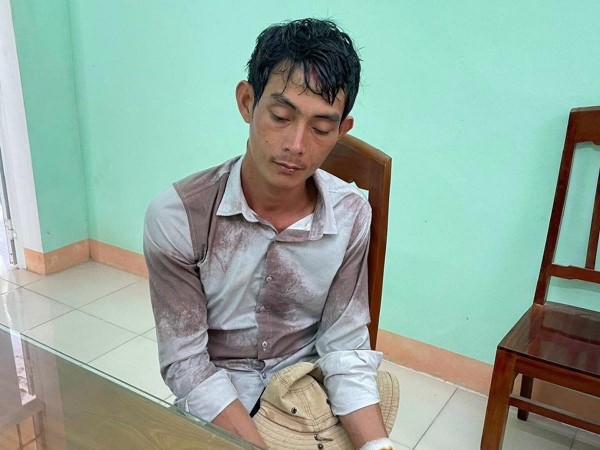Bắt nghi phạm dùng dao đâm chết vợ giữa đường