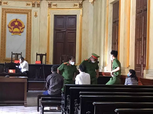 Làm lộ bí mật điều tra, cựu công an ở TP.HCM hầu tòa