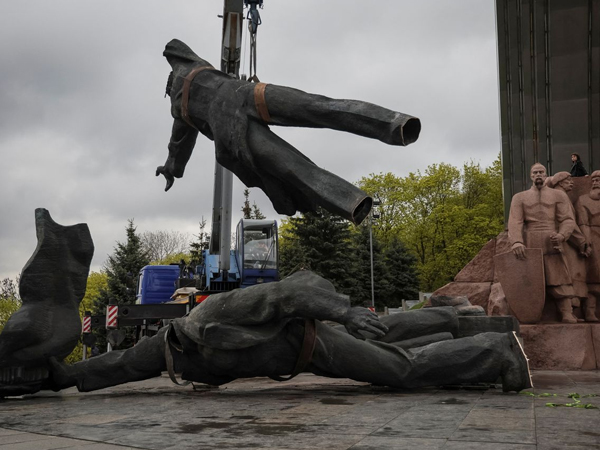 Kyiv kéo xuống tượng đài thời Liên Xô tượng trưng cho tình hữu nghị Nga-Ukraine