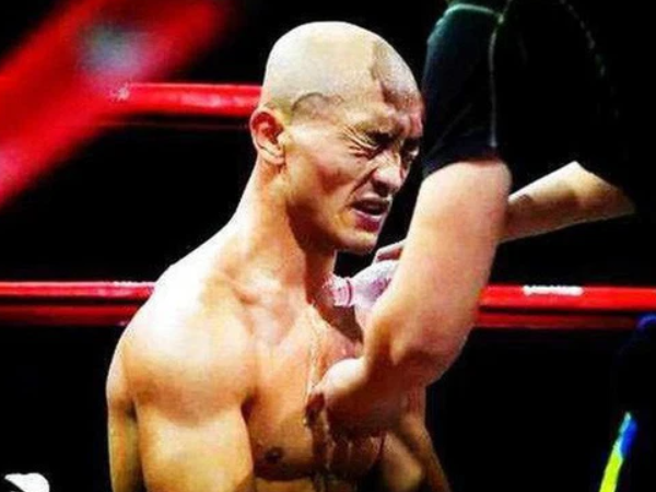 Sốc nặng với lý do Yi Long rút khỏi cuộc chiến với cao thủ Mỹ vào giờ chót