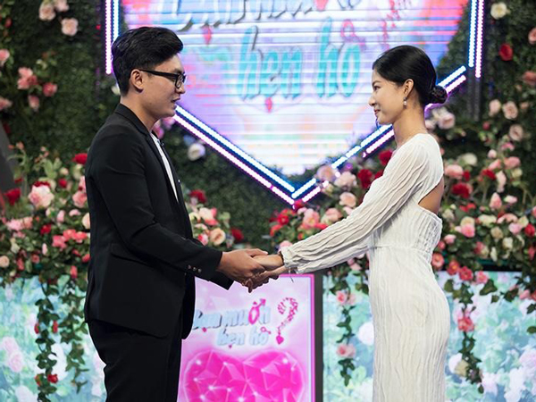 Bạn muốn hẹn hò: Trúng tiếng sét ái tình ngay lần đầu chạm mặt, chưa quen chàng trai đã vội hứa sẽ giao hết tiền cho nàng giữ