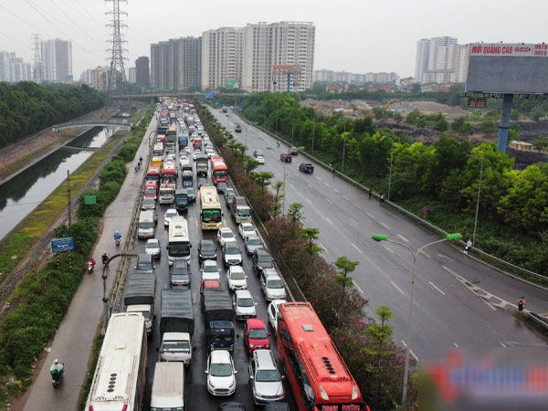 Hướng vào Hà Nội tắc dài hàng km trên cao tốc Pháp Vân, đường ra thoáng không ngờ