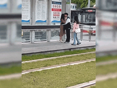 Phẫn nộ với cảnh đôi trẻ thản nhiên hôn hít giữa đường, chị gái đi đường làm một hành động khiến người xem hả hê: 'Dừa lắm!'