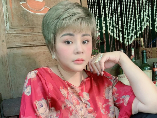 Lê Giang vi vu trời Tây, khoe hàng hiệu và nhẫn kim cương chói lóa