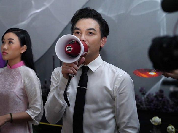 Đêm nhạc Phi Nhung mất điện, Mạnh Quỳnh cầm loa hát trong ánh đèn flash