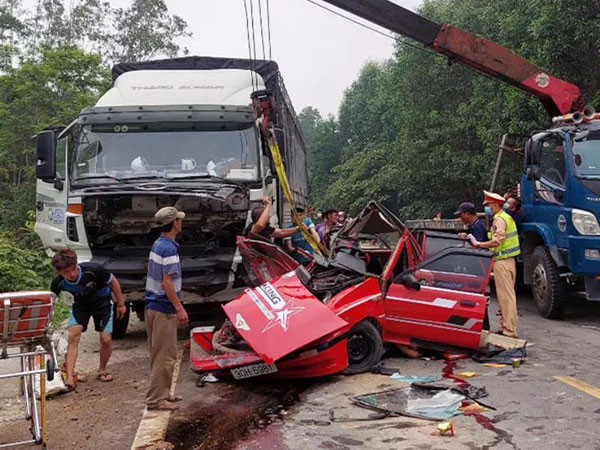 Nguyên nhân ban đầu vụ tai nạn kinh hoàng khiến chồng tử vong, vợ và 2 con trọng thương trên đường đi du lịch