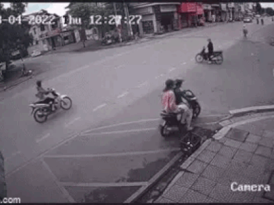Clip: Hai xe máy tông nhau kinh hoàng giữa ngã tư, nạn nhân nằm bất động tại chỗ, camera 'bóc' lỗi sai nghiêm trọng nhiều người mắc