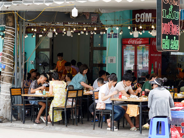 Hạ Long đặc kín khách: Muốn ở phải ké nhà dân, ăn hải sản phải xếp hàng
