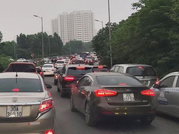 Ùn tắc kéo dài từ sáng sớm, trạm thu phí cao tốc Pháp Vân - Ninh Bình xả trạm