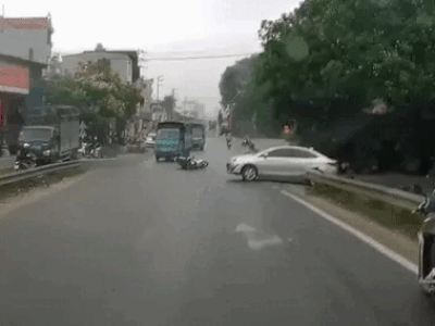 Trượt ngã vì phóng nhanh, nam thanh niên thoát chết 'thần kỳ' trước đầu 2 xe tải