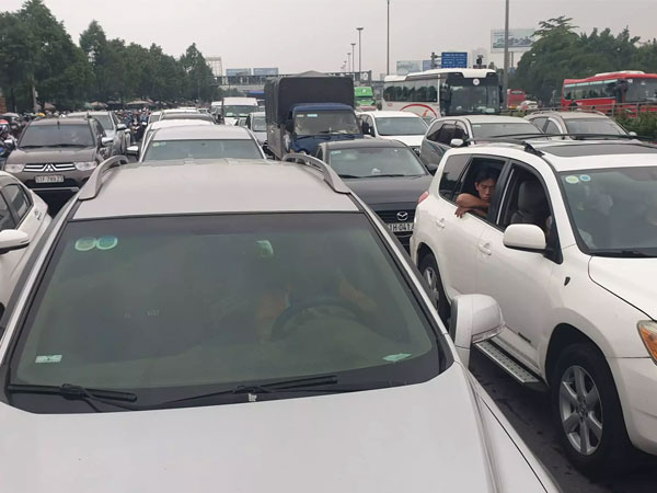 Người dân đi chơi lễ 30/4, cửa ngõ TP.HCM ùn tắc nghiêm trọng