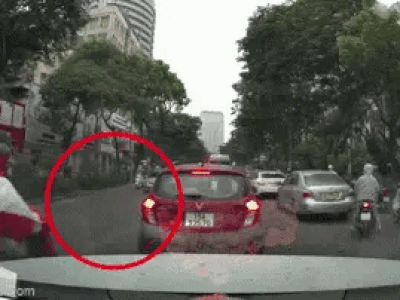 Cô gái lái xe Honda SH lấn làn rồi bỗng dưng ngã lăn vào gầm ô tô,  tài xế kêu lên một tiếng kinh hãi: 'Ối trời ơi'