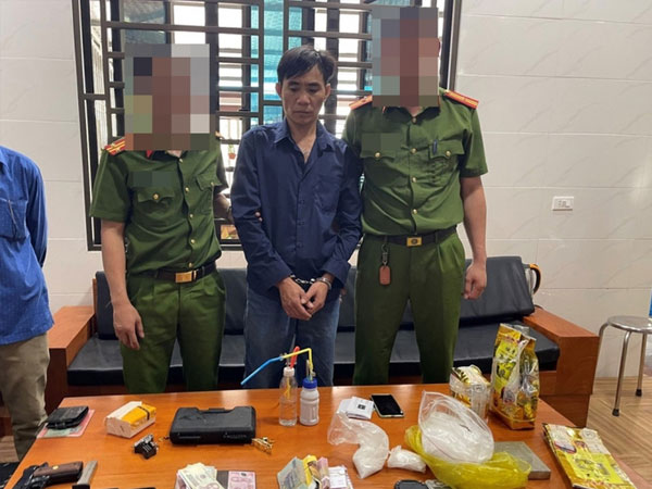 Bắt khẩn cấp kẻ buôn 4 kg ma túy đá, 1 bánh heroin mang theo 2 khẩu súng