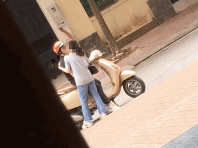 Cặp đôi hôn nhau ngấu nghiến giữa ban ngày ở khu vực đông nhà dân bị chỉ trích