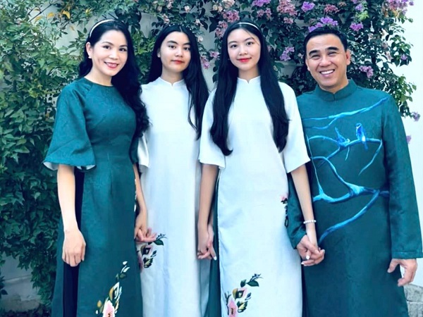Hai ái nữ nhà MC Quyền Linh ngày càng xinh đẹp và giỏi giang, nhìn lối giáo dục của phụ huynh mới đáng nể