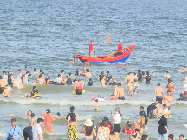 Cứu hộ Sầm Sơn căng mình giữa biển người, cứu kịp bé trai 5 tuổi bị đuối nước