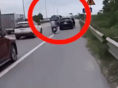 Clip: Người phụ nữ liều lĩnh đu bám cánh cửa xe, tài xế ô tô vẫn chạy tốc độ cao khiến nhiều người kinh hãi
